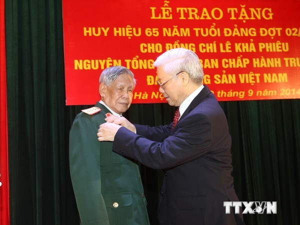 Вручена медаль «65 лет партийной деятельности» экс-генсеку ЦК КПВ Ле Кха Фиеу  - ảnh 1